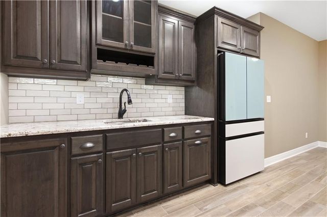 11454 S Lakecrest Drive, Olathe, KS 66061