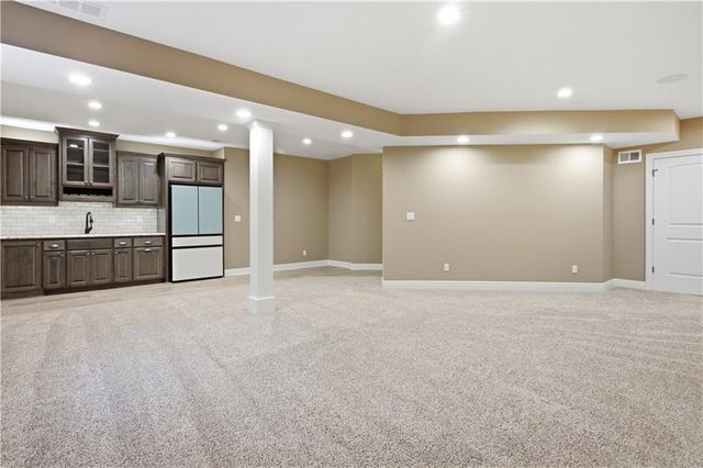 11454 S Lakecrest Drive, Olathe, KS 66061