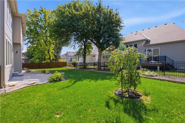 11454 S Lakecrest Drive, Olathe, KS 66061