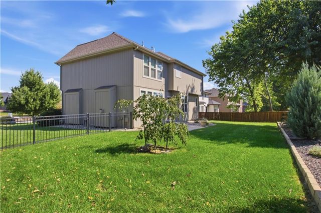11454 S Lakecrest Drive, Olathe, KS 66061