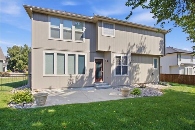 11454 S Lakecrest Drive, Olathe, KS 66061