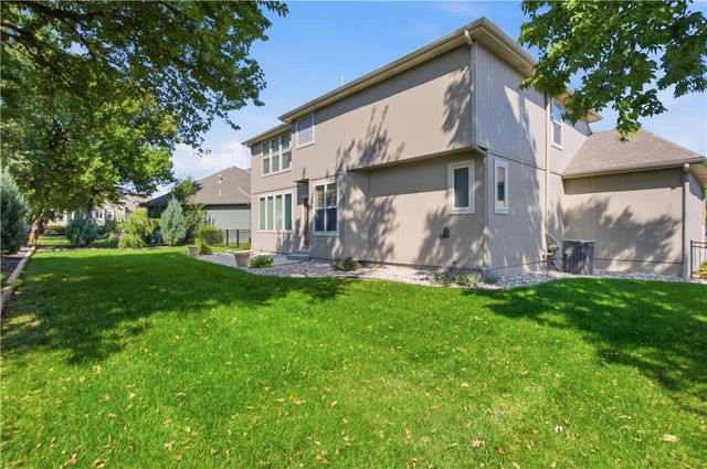 11454 S Lakecrest Drive, Olathe, KS 66061