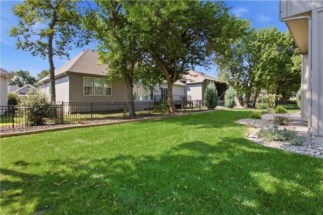 11454 S Lakecrest Drive, Olathe, KS 66061