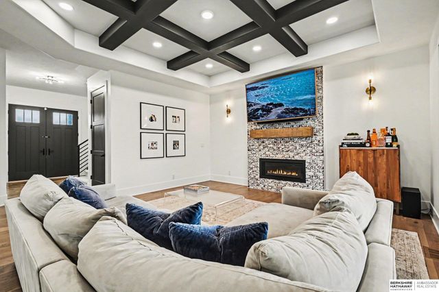 21209 Walnut Circle, Elkhorn, NE 68022