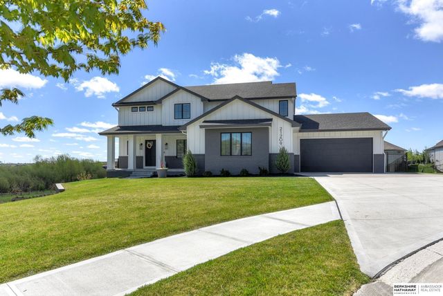 21209 Walnut Circle, Elkhorn, NE 68022
