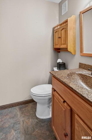 1123 N 27TH Avenue, Clinton, IA 52732