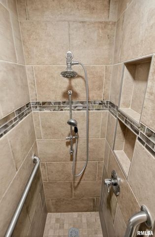 1123 N 27TH Avenue, Clinton, IA 52732