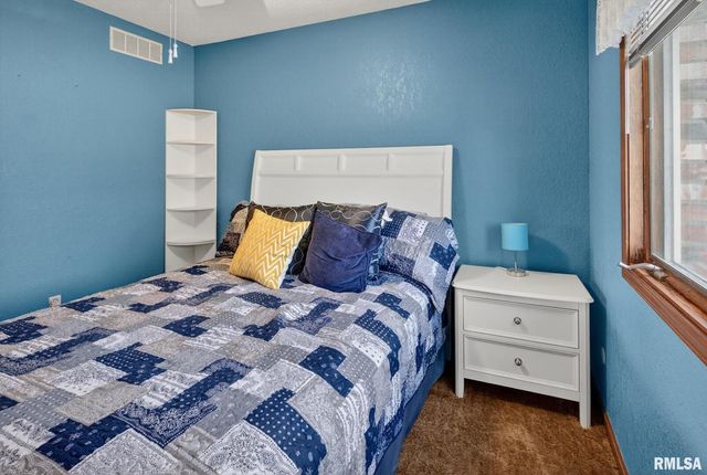 1123 N 27TH Avenue, Clinton, IA 52732