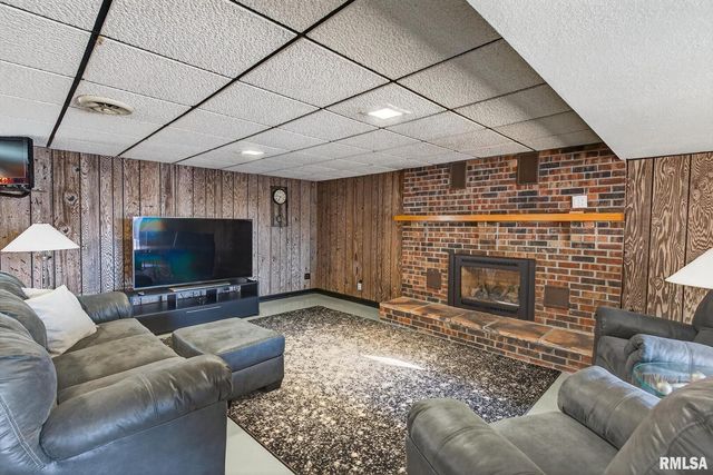 1123 N 27TH Avenue, Clinton, IA 52732