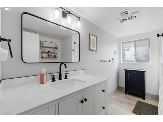 620 S WATER St, Silverton, OR 97381