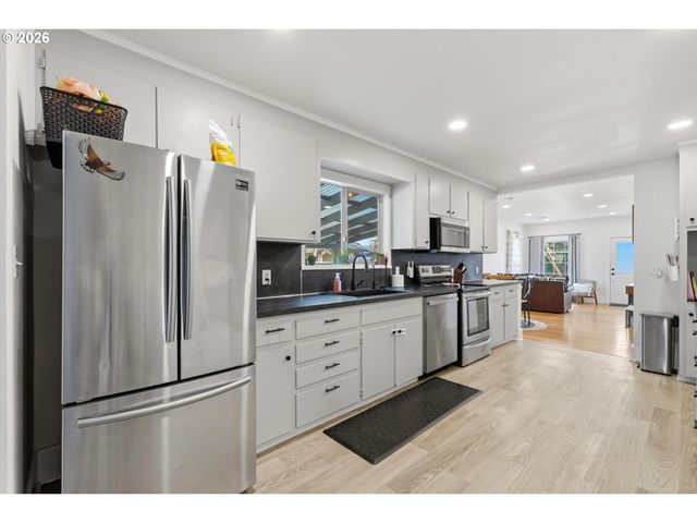 620 S WATER St, Silverton, OR 97381