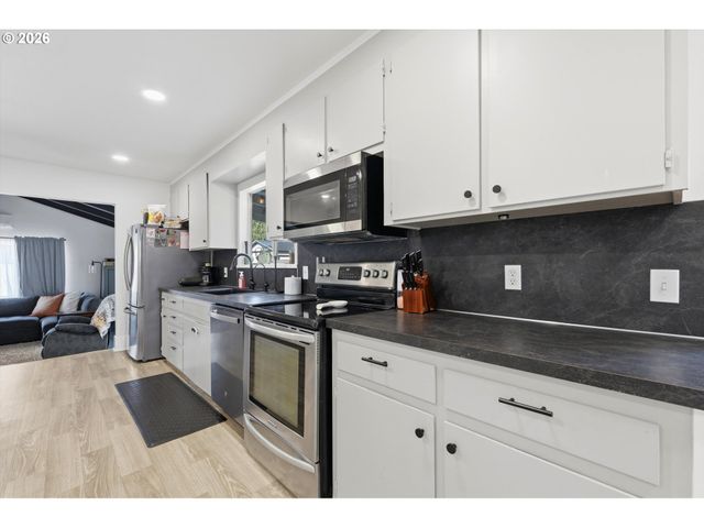 620 S WATER St, Silverton, OR 97381