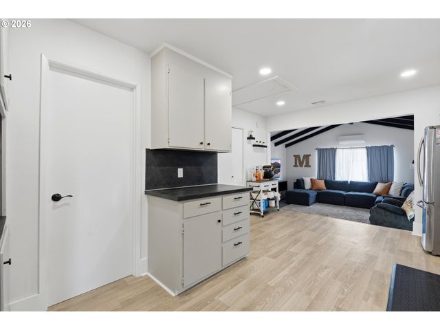 620 S WATER St, Silverton, OR 97381