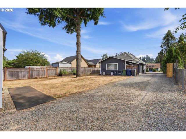 620 S WATER St, Silverton, OR 97381
