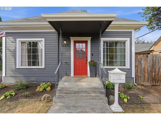 620 S WATER St, Silverton, OR 97381