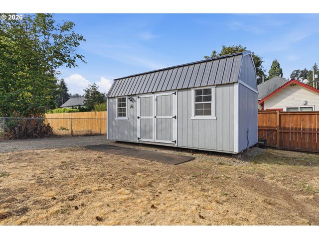 620 S WATER St, Silverton, OR 97381