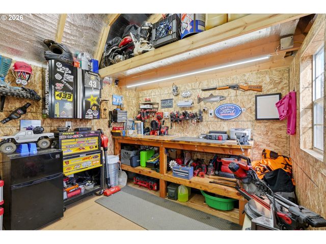 620 S WATER St, Silverton, OR 97381