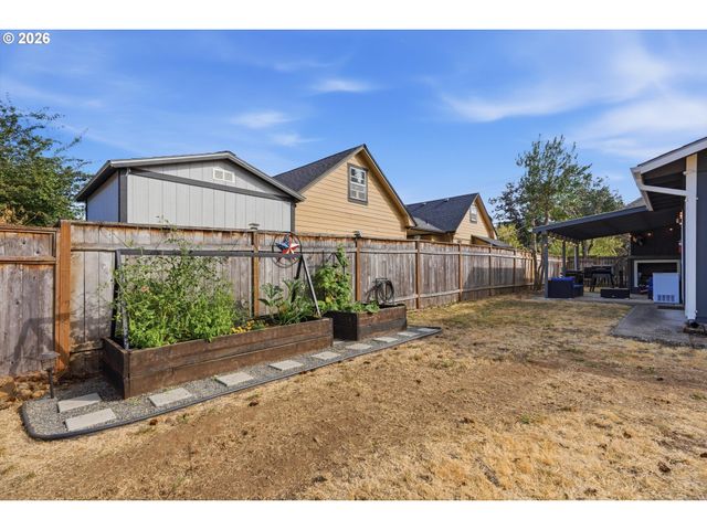 620 S WATER St, Silverton, OR 97381