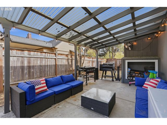 620 S WATER St, Silverton, OR 97381