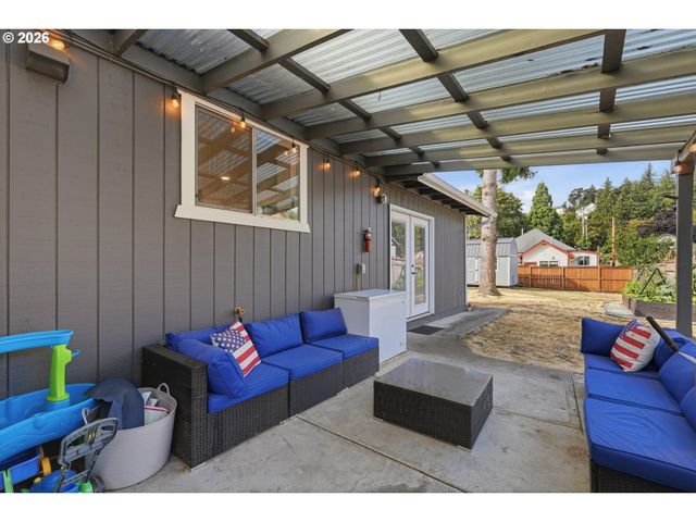620 S WATER St, Silverton, OR 97381