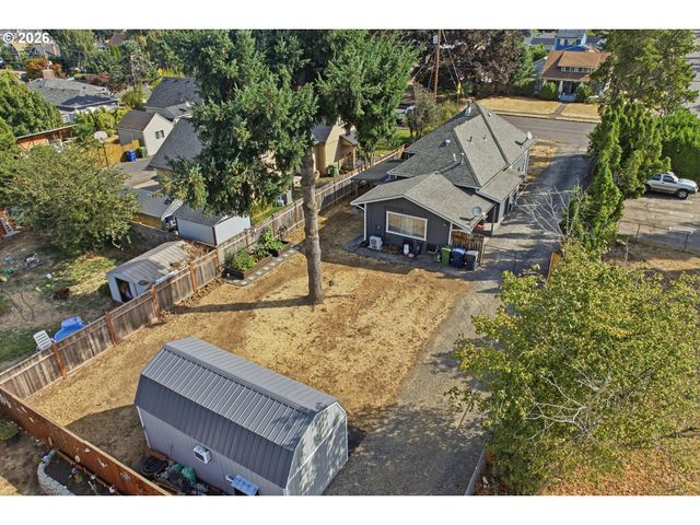 620 S WATER St, Silverton, OR 97381