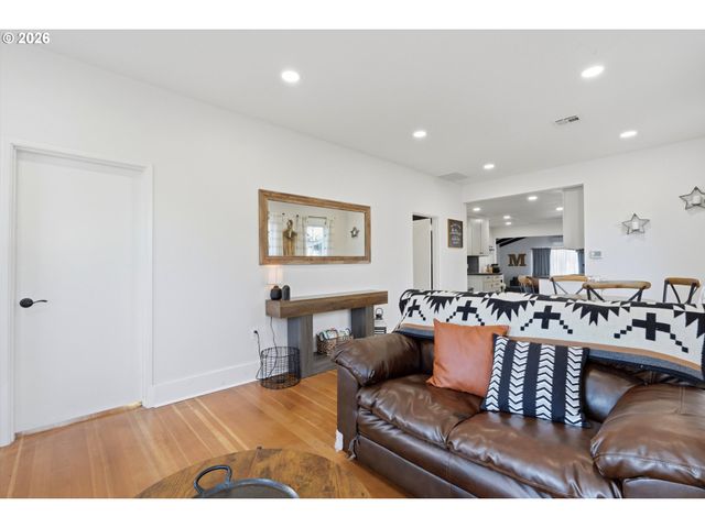 620 S WATER St, Silverton, OR 97381