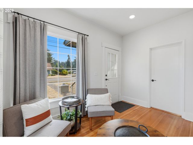 620 S WATER St, Silverton, OR 97381