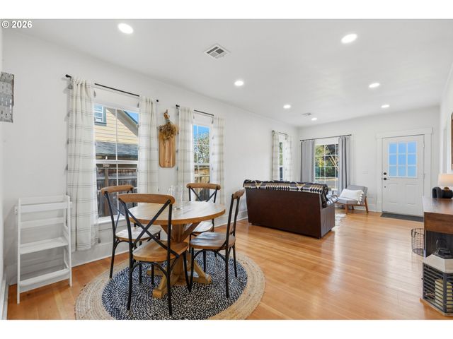 620 S WATER St, Silverton, OR 97381