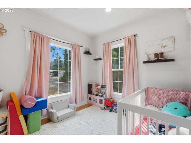 620 S WATER St, Silverton, OR 97381