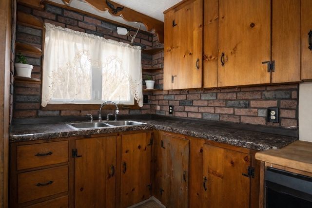 5 Crosby St, Webster, MA 01570