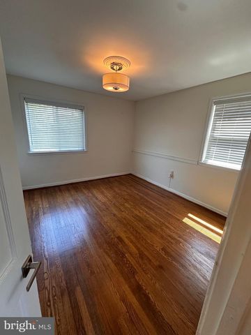 128 35TH ST NE, Washington, DC 20019