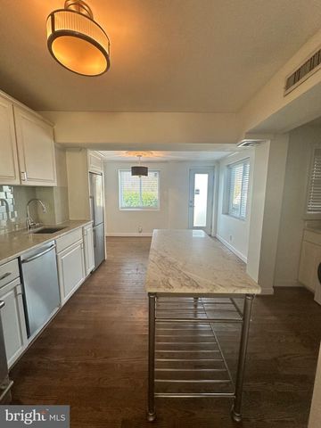 128 35TH ST NE, Washington, DC 20019