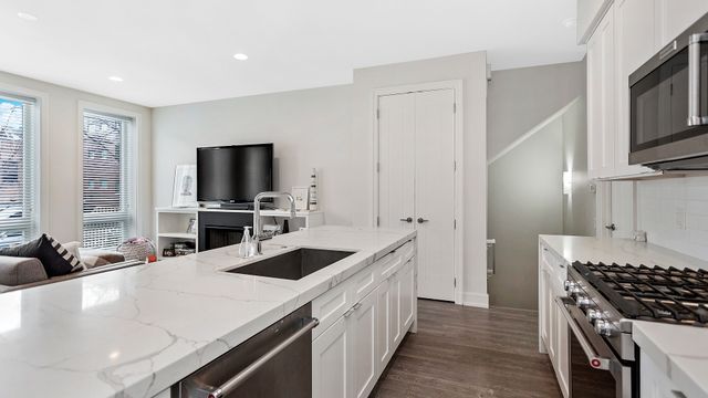 2812 N Mildred Avenue 1E, Chicago, IL 60657