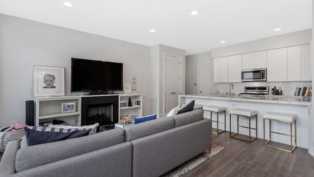 2812 N Mildred Avenue 1E, Chicago, IL 60657