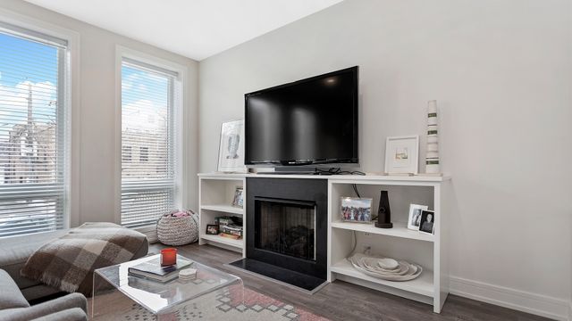 2812 N Mildred Avenue 1E, Chicago, IL 60657