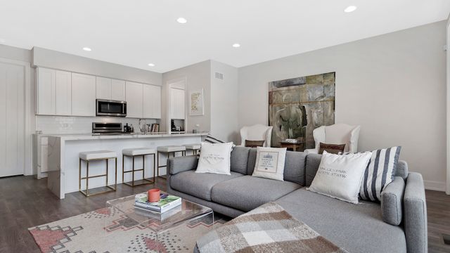 2812 N Mildred Avenue 1E, Chicago, IL 60657