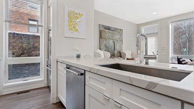 2812 N Mildred Avenue 1E, Chicago, IL 60657