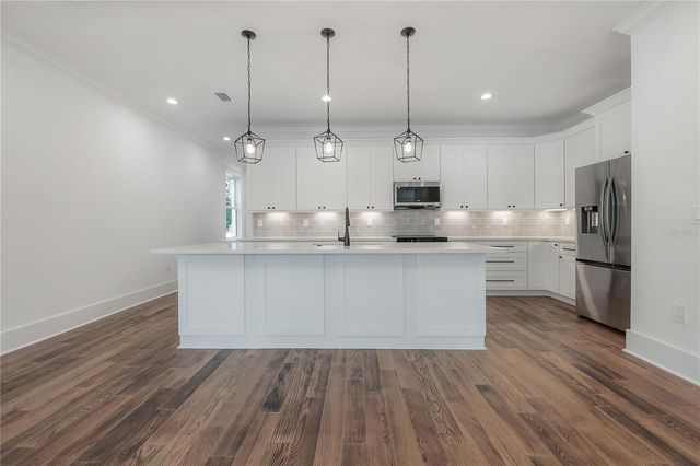 810 E FRIERSON AVENUE, Tampa, FL 33603
