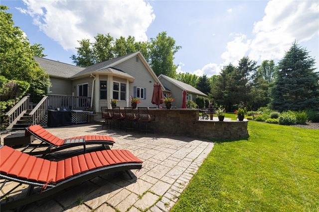 17 Trout Creek Run, Mendon, NY 14472
