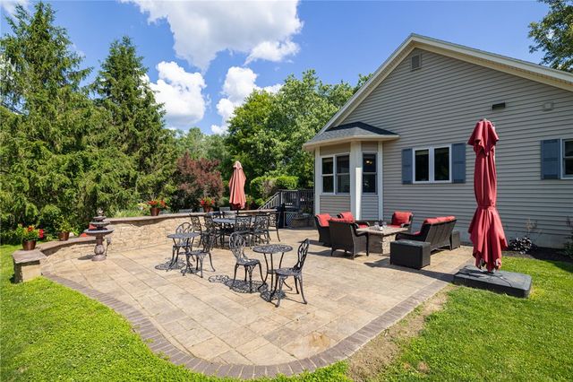 17 Trout Creek Run, Mendon, NY 14472