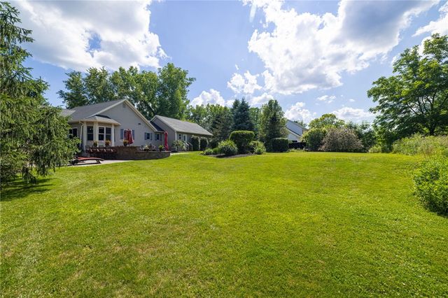 17 Trout Creek Run, Mendon, NY 14472