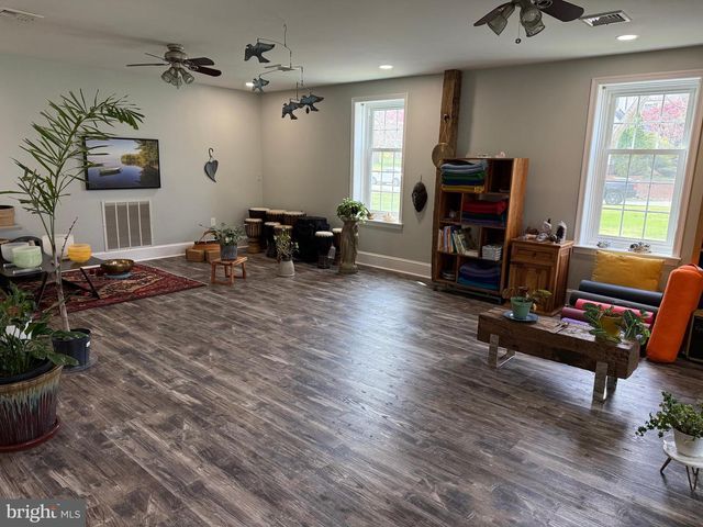 195 E YELLOWBREECHES RD, Carlisle, PA 17015