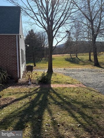 195 E YELLOWBREECHES RD, Carlisle, PA 17015