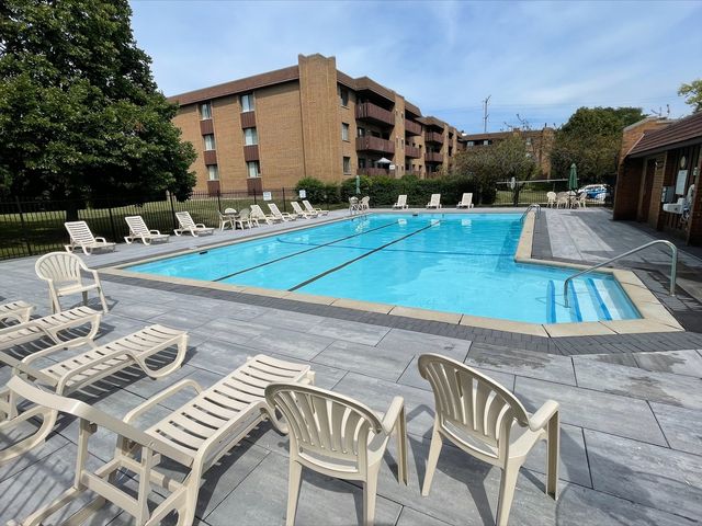 1655 Lake Cook Road 343, Highland Park, IL 60035