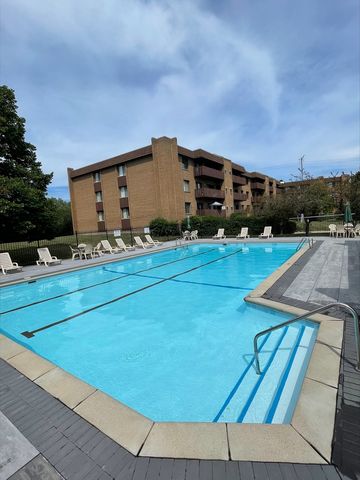 1655 Lake Cook Road 343, Highland Park, IL 60035