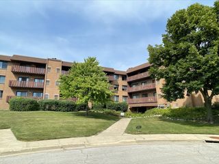 1655 Lake Cook Road 343, Highland Park, IL 60035