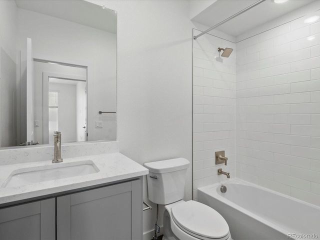 6153 N Ceylon St 3-304, Denver, CO 80249