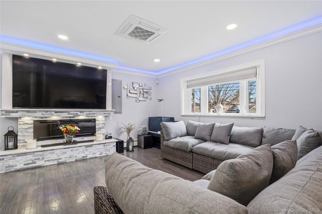 568 Centerwood Street, West Babylon, NY 11704