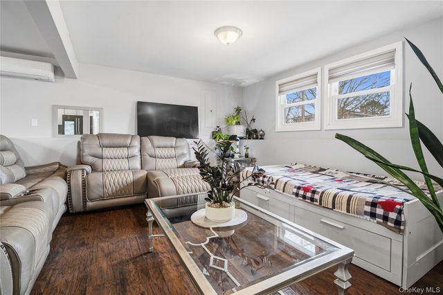 568 Centerwood Street, West Babylon, NY 11704