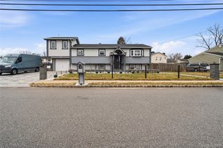 568 Centerwood Street, West Babylon, NY 11704